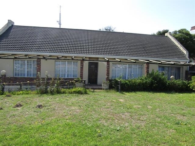 House For Sale In Oyster Bay, Eastern Cape