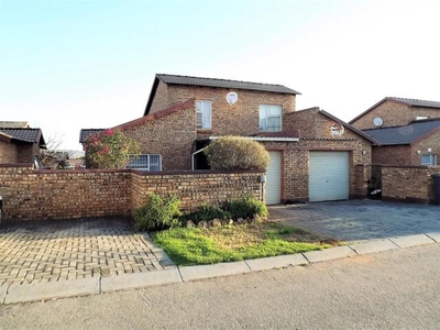 Townhouse For Sale In Honeypark, Roodepoort