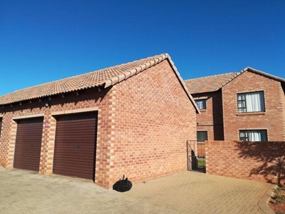Townhouse For Rent In Lilyvale S H, Bloemfontein