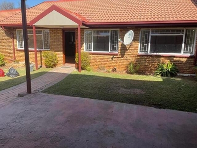 Townhouse For Sale In Edleen, Kempton Park