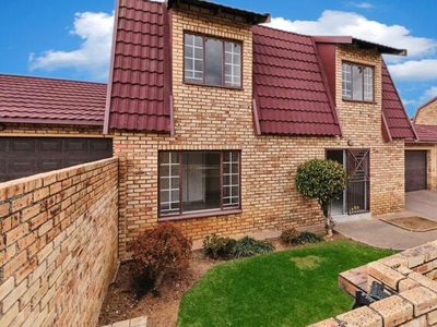 Townhouse For Sale In Ruimsig, Roodepoort