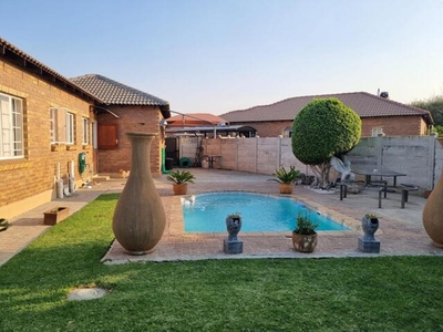 Townhouse For Sale In Waterval East, Rustenburg