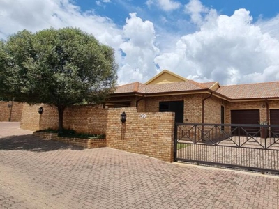 3 Bedroom townhouse - sectional to rent in North Riding, Randburg
