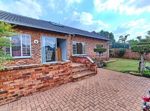 3 Bedroom Simplex For Sale in Noordheuwel