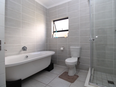 2 bedroom apartment to rent in Waterfall (Midrand)