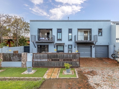 5 Bedroom House For Sale in Gordons Bay Central