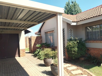 2 Bedroom Townhouse For Sale in Amberfield