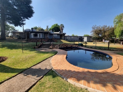 10 Bedroom farmhouse in Steynsvlei Agricultural Holding For Sale