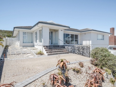 4 Bedroom House For Sale in Yzerfontein