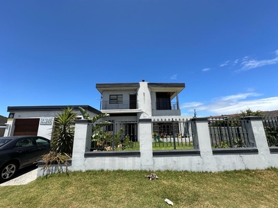 5 Bedroom House for sale in Lotus River