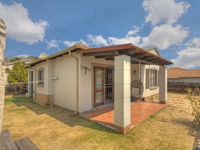 Cluster for sale with 2 bedrooms, Paulshof, Sandton