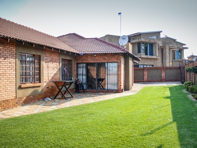 House for sale with 3 bedrooms, Aerorand, Middelburg