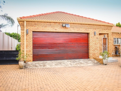 House for sale with 3 bedrooms, Aerorand South, Middelburg