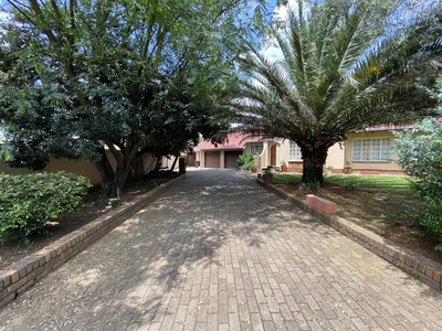 Large house on Large stand for rental - Rynfield, Benoni