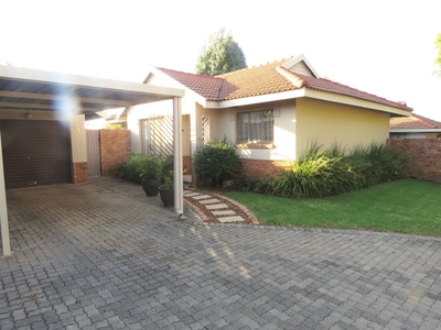 Townhouse For Sale in Rooihuiskraal North