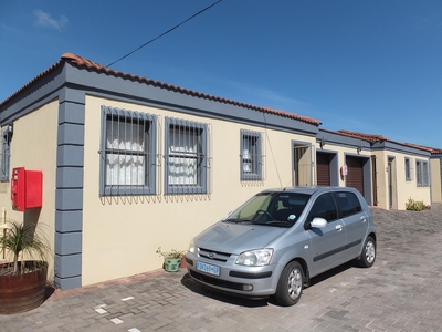 Townhouse for sale with 2 bedrooms, Humansdorp, Humansdorp