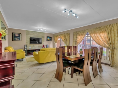 Townhouse for sale with 3 bedrooms, Willowbrook, Roodepoort
