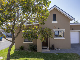 This is convenient, tranquil living close to the heart of the Winelands.