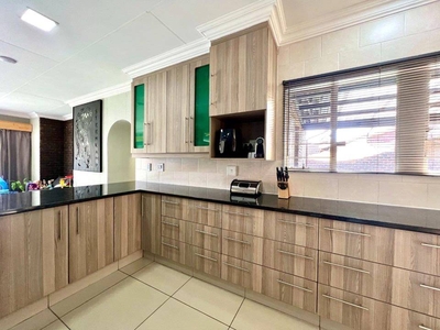 3 Bedroom Townhouse for sale in Brackenhurst | ALLSAproperty.co.za