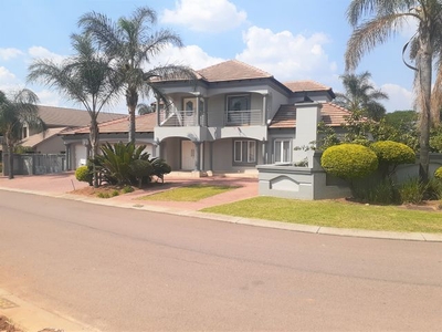 5 Bedroom House For Sale in Valley View Estate in Valley View Estate - 6837 Pimpinela Crescent