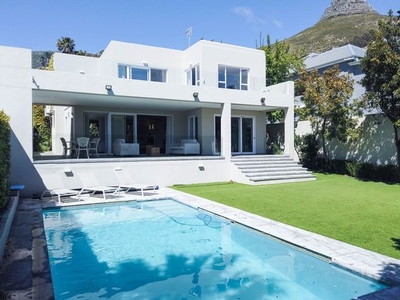 4 Bedroom House For Sale in Fresnaye
