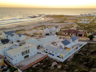 5 Bedroom House For Sale in Yzerfontein