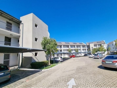 Spacious, luxurious 2 bed apartment with braai and covered parking in the Langley Hills complex in B