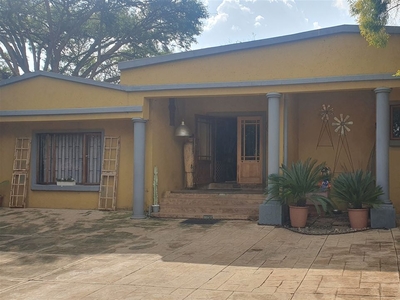6 Bedroom House For Sale in Garsfontein