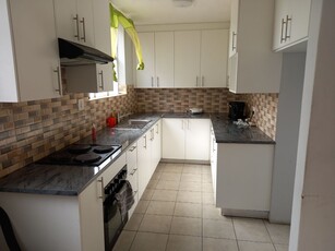 Beautiful 3 Bedroom And 1 Bath Apartment To Share In Pretoria West