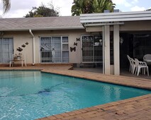 4 Bedroom House For Sale in Die Heuwel