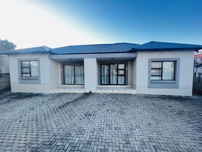 9 Bedroom House For Sale in Stonehenge Ext 1