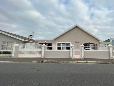 4 Bedroom house for sale in Surrey Estate, Cape Town