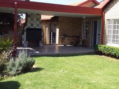 2 Bedroom townhouse - sectional to rent in Moreleta Park, Pretoria