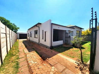 3 Bedroom House For Sale in Krugersdorp North