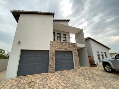 5 Bedroom house in Newmark Estate For Sale