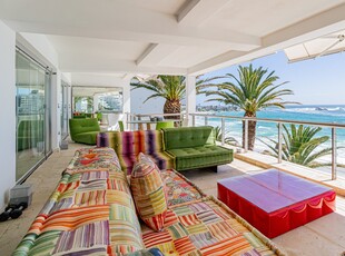 Luxury Beachfront Apartment with Alfresco Dining on the Atlantic Seaboard