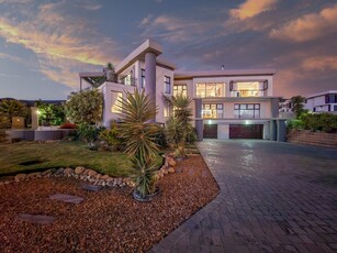 Prestigious 8 bedroom mansion in Plattekloof