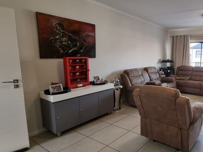 2 Bedroom Apartment in Greenstone Hill For Sale