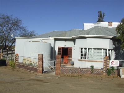4 Bed House in Loeriesfontein
