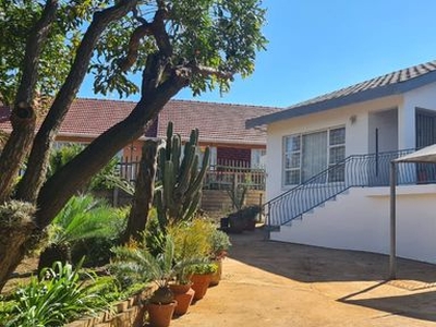 4 Bedroom House For Sale in South Crest