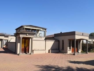 5 Bed House in Ferreira