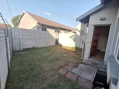 1 Bed Townhouse in Rooihuiskraal North