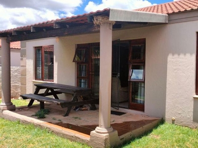 2 Bedroom townhouse - sectional to rent in Langenhovenpark, Bloemfontein