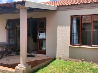 2 Bedroom townhouse - sectional to rent in Langenhovenpark, Bloemfontein