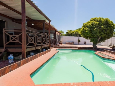 7 Bedroom house for sale in Table View, Blouberg