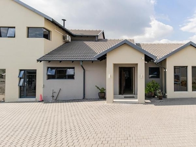 Luxury 5 bed 5 bath House in the heart of Midrand, Vorna Valley