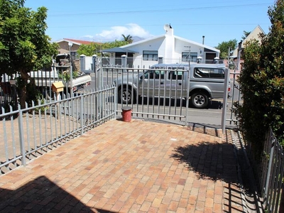 SPACIOUS 2 BEDROOM DUPLEX TOWNHOUSE WITH LOCK-UP GARAGE!! IMMEDIATE OCCUPATION!!