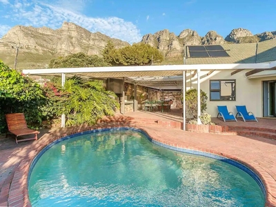 4 Bedroom House For Sale in Camps Bay