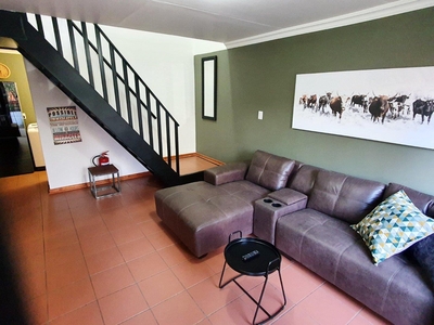 2 Bedroom Townhouse for sale in Pentagon Park - 5 Hochland Village, 22 Humphry Simes Crescent, Pentagon Park, Bloemfontein