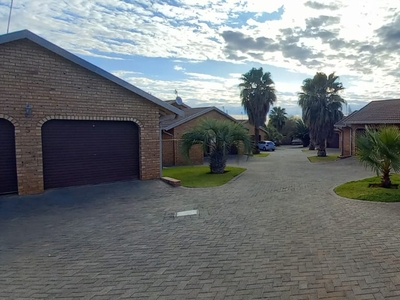 3 Bedroom Townhouse to rent in Langenhovenpark - 8 G A Watermeyer